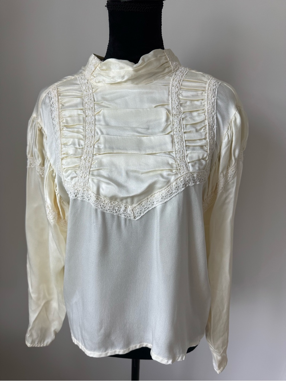 VTG Gunne Sax Satin Prairie Blouse Cream High Neck Button Back Lace Sz Small